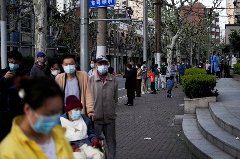 &copy; Reuters. Les autorités de la ville de Shanghaï, le centre financier chinois, vont assouplir les mesures de confinement dans certaines zones à partir de lundi, malgré un record de plus de 25.000 nouvelles infections au COVID-19. /Photo prise le 9 avril 2022/REU