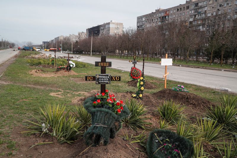 &copy; Reuters. Tumbas de civiles muertos durante el conflicto entre Ucrania y Rusia junto a edificios de apartamentos en la ciudad portuaria de Mariúpol, al sur de Ucrania, 10 de abril de 2022. REUTERS/Alexander Ermochenko