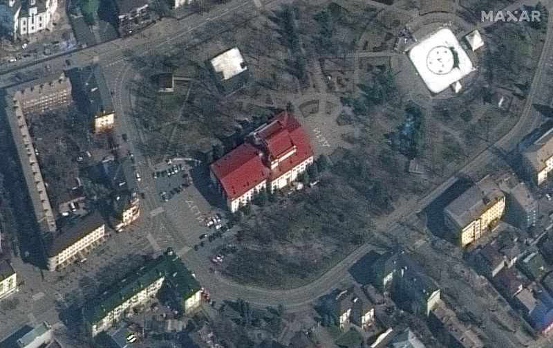 &copy; Reuters. I teatro di Mariupol bombardato dai russi. Ucraina, 14 marzo 2022 Picture taken March 14, 2022. Satellite image ?2022 Maxar Technologies/Handout via REUTERS