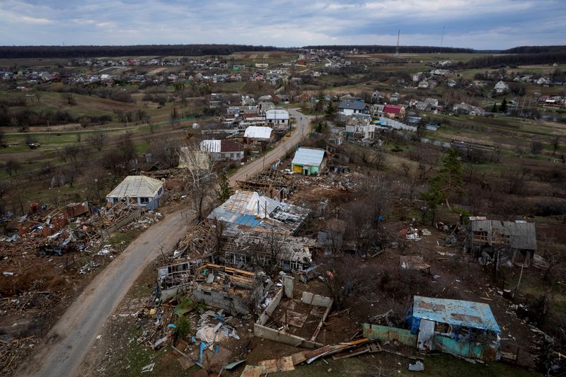 &copy; Reuters. Vista aérea de vila ucraniana de Yakovlivka após bombardeio de forças russas 
06/04/2022
REUTERS/Thomas Peter  