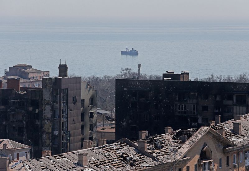 &copy; Reuters. منظر عام لمباني لحق بها ضرر إثر القصف الروسي الأوكراني في مدينة ماريوبول الساحلية يوم السابع من أبريل نيسان 2022. تصوير: الكسندر إرموشينكو - رو