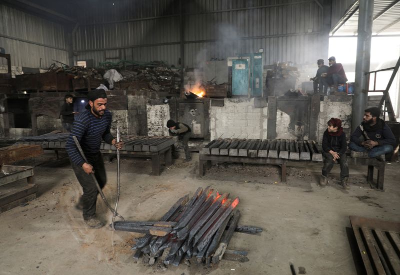 &copy; Reuters. عمال في مصنع للمعادن في المنطقة صناعية بمدينة الباب التي تسيطر عليها المعارضة المسلحة في شمال سوريا يوم الأحد. تصوير: خليل العشاوي - رويترز. 