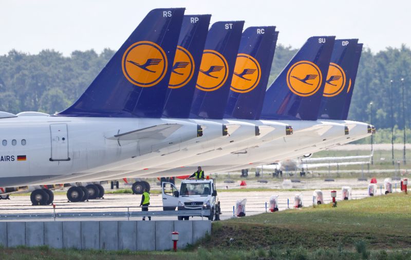 &copy; Reuters. FILE PHOTO: Airplanes of German carrier Lufthansa are parked at the Berlin Schoenefeld airport, amid the spread of the coronavirus disease (COVID-19) in Schoenefeld, Germany, May 26, 2020. REUTERS/Fabrizio Bensch/File Photo