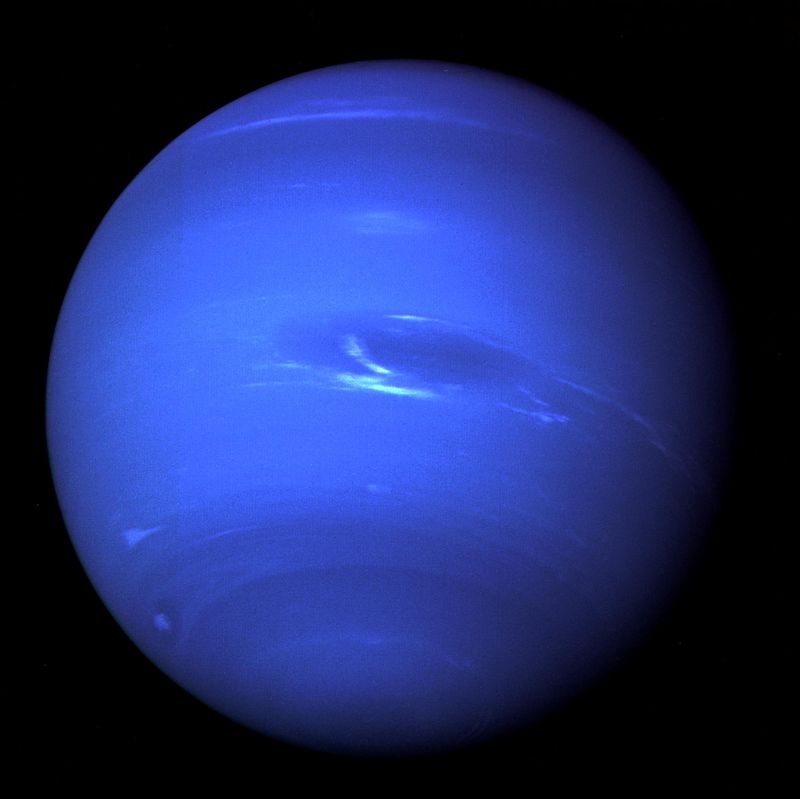 &copy; Reuters. Imagen de la "Gran Mancha Oscura", una tormenta en la atmósfera, y la brillante mancha de nubes celestes que acompaña a la tormenta en el planeta Neptuno, tomada por la nave espacial Voyager 2 de la NASA a menos de cinco días de su punto más cercano a