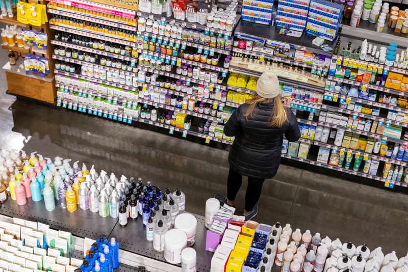 &copy; Reuters. FILE PHOTO: A person shops in a supermarket in Manhattan, New York City, U.S., March 28, 2022. REUTERS/Andrew Kelly/File Photo