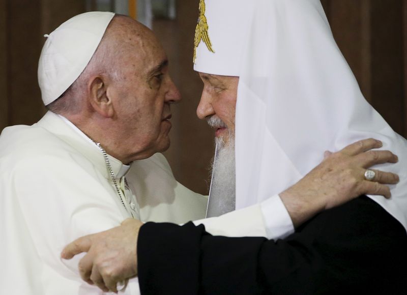 &copy; Reuters. Foto de archivo papa Francisco y el patriarca ortodoxo ruso Cirilo en el aeropuerto de La Habana. 
Feb 12, 2016.  REUTERS/Gregorio Borgia/ 
