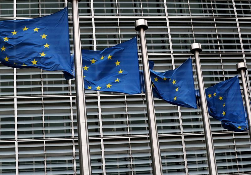 &copy; Reuters. أعلام الاتحاد الأوروبي ترفرف أمام مقر المفوضية الأوروبية في العاصمة البلجيكية بروكسل. صورة من أرشيف رويترز 