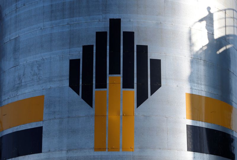 © Reuters. FILE PHOTO: The shadow of a worker is seen next to a logo of Russia's Rosneft oil company at the central processing facility of the Rosneft-owned Priobskoye oil field outside the West Siberian city of Nefteyugansk, Russia, August 4, 2016. REUTERS/Sergei Karpukhin