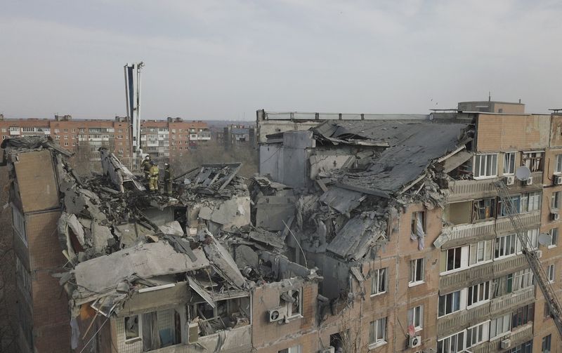 &copy; Reuters. Imagen de archivo de bomberos trabajando en un edificio residencial bombardeado en Donetsk, Ucrania. 30 marzo 2022. REUTERS/Pavel Klimov