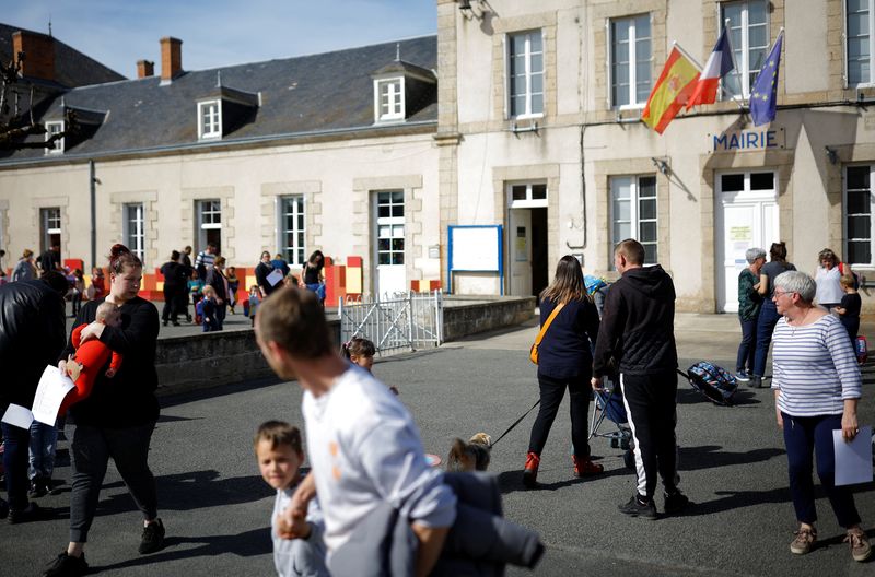 &copy; Reuters. Parents pick up their children from the school in Gouzon, the day after the first round of the 2022 French presidential election, France, April 11, 2022. REUTERS/Stephane Mahe