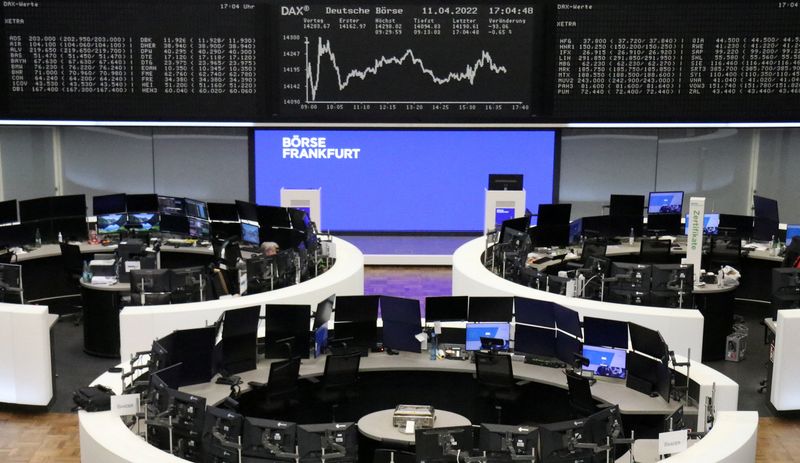 &copy; Reuters. صورة لسوق البورصة الألمانية في فرانكفورت ومؤشر داكس يوم 11 أبريل نيسان 2022. تصوير رويترز
