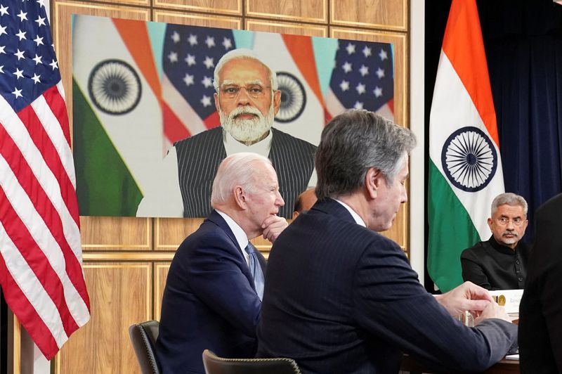 &copy; Reuters. El presidente de Estados Unidos, Joe Biden, sentado junto al Secretario de Estado Antony Blinken y el ministro de Relaciones Exteriores de India, Subrahmanyam Jaishankar, sostienen una videoconferencia con el primer ministro de India, Narendra Modi, para 