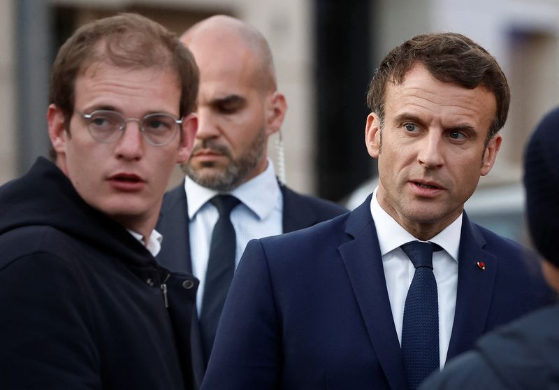 © Reuters. French President Emmanuel Macron, candidate for his re-election, meets with supporters during his first campaign day trip after coming first in the first round of the 2022 French presidential election, in Carvin, France, April 11, 2022. REUTERS/Benoit Tessier/Pool