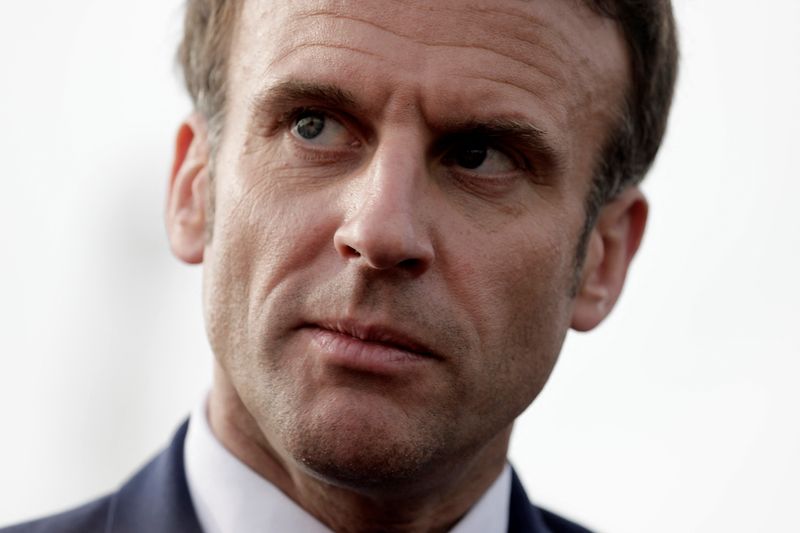 &copy; Reuters. Emmanuel Macron s'est dit lundi ouvert à la discussion sur son projet de réforme de l'âge du départ à la retraite, lors d'un entretien accordé à BFM TV. /Photo prise le 11 avril 2022/REUTERS/Lewis Joly