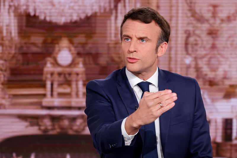 &copy; Reuters.  الرئيس الفرنسي إيمانويل ماكرون يتحدث في برنامج تلفزيوني بالقرب من باريس يوم السادس من أبريل نيسان 2022. صورة لرويترز من ممثل لوكالات الأنباء.