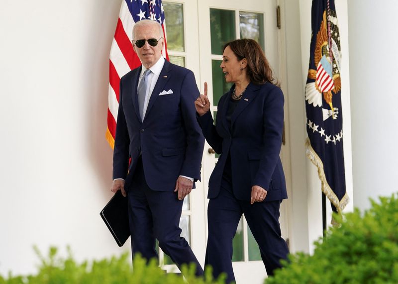 © Reuters. U.S. President Joe Biden and Vice President Kamala Harris speak as they walk into the Oval Office after an event to announce measures by Biden's administration to fight ghost gun crime, at the White House, in Washington, U.S., April 11, 2022. REUTERS/Kevin Lamarque