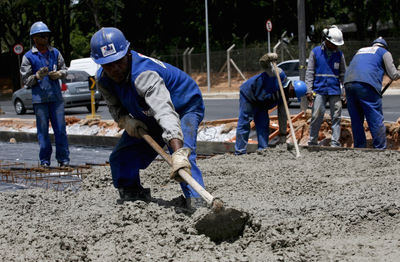 © Reuters. Trabalhador utiliza cimento em construção em Belo Horizonte (MG) 
06/03/2012
REUTERS/Washington Alves