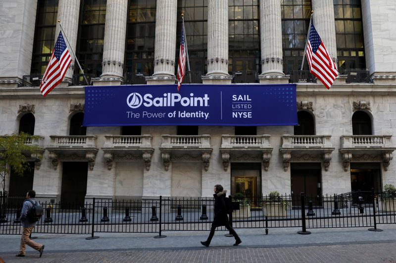 © Reuters. Banner da Sailpoint Technologies Holdings Inc. é exibido na frente da Bolsa de Valores de Nova York para comemorar o IPO da companhia, em Nova York, EUA
17/11/2017
REUTERS/Brendan McDermid/File Photo