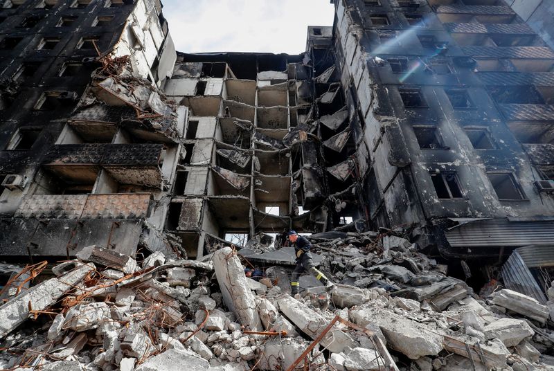 &copy; Reuters. Des dizaines de milliers de personnes sont mortes à Marioupol, ville du sud de l'Ukraine visée par une offensive de l'armée russe, ont dit lundi les autorités de Kyiv, tandis que la commissaire ukrainienne aux droits humains dénonçait des exécution