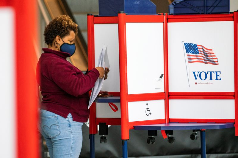 &copy; Reuters. FILE PHOTO: A woman fills her ballot in a privacy booth while voting in the gubernatorial election in Newark, New Jersey, U.S., November 2, 2021. REUTERS/Eduardo Munoz