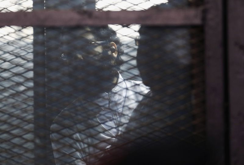 &copy; Reuters. الناشط المصري علاء عبد الفتاح خلف القضبان بمحكمة في القاهرة في صورة من أرشيف رويترز.