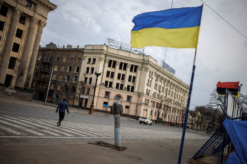 &copy; Reuters. A man walks past a part of a missile from a previous Russian military attack, as Russia's attack on Ukraine continues, in Kharkiv, Ukraine, April 11, 2022. REUTERS/Alkis Konstantinidis