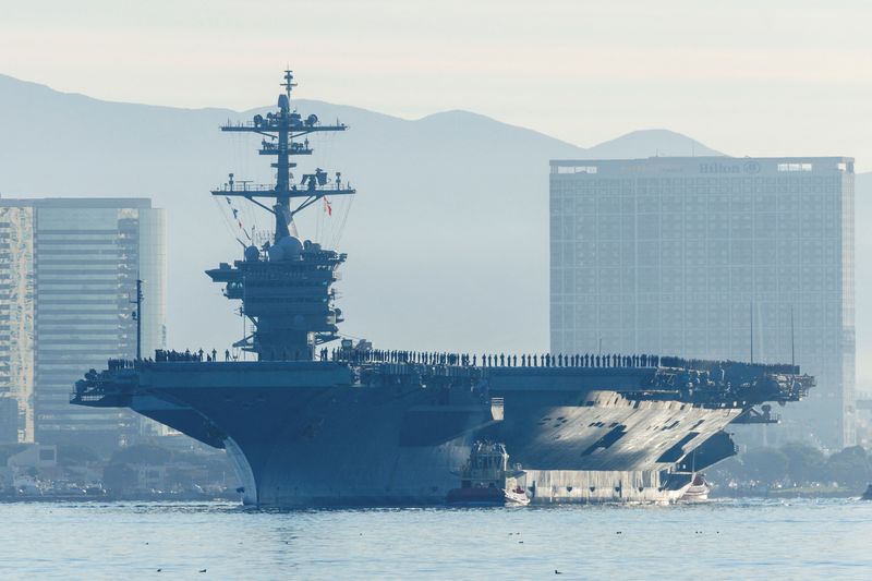© Reuters. حاملة الطائرات أبراهام لينكولن تبحر من قاعدة نورث ايلاند البحرية في سان دييجو بولاية كاليفورنيا يوم 3 يناير كانون الثاني 2022. تصوير:مايك بليك-رويترز.