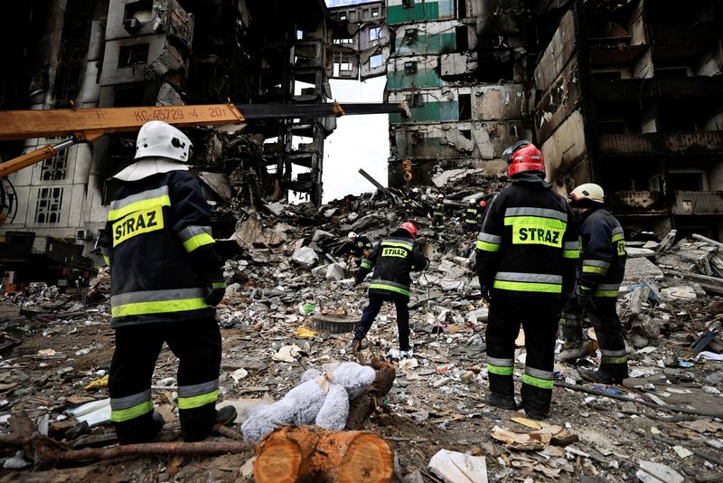 &copy; Reuters. Rescatistas buscan cuerpos bajo los escombros de un edificio destruido por los bombardeos rusos, en medio de la invasión rusa de Ucrania, en Borodyanka, región de Kiev, Ucrania 11 de abril de 2022. REUTERS/Zohra Bensemra   