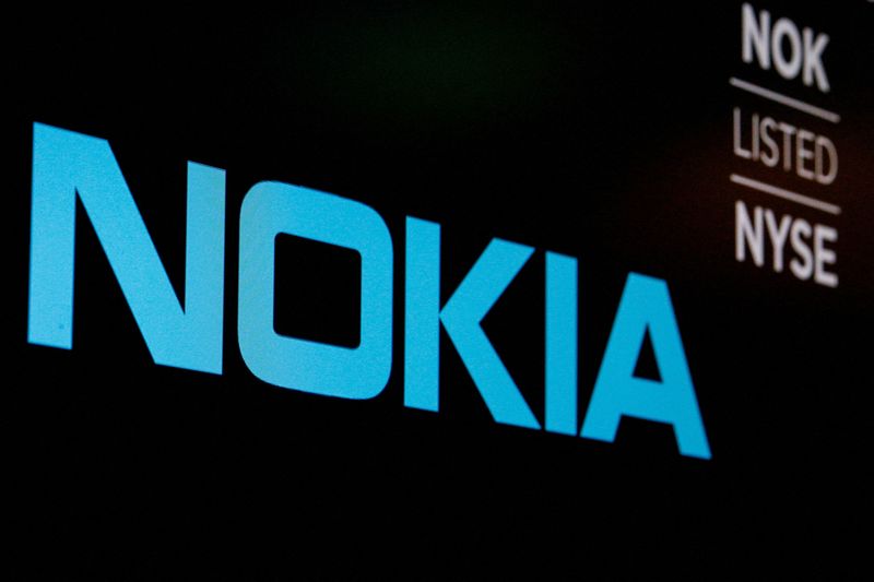 &copy; Reuters. FOTO DE ARCHIVO: El logotipo y el teletipo de Nokia se muestran en una pantalla en el parqué de la Bolsa de Nueva York (NYSE) en Nueva York, Estados Unidos, 21 de mayo de 2018. REUTERS/Brendan McDermid/File Photo