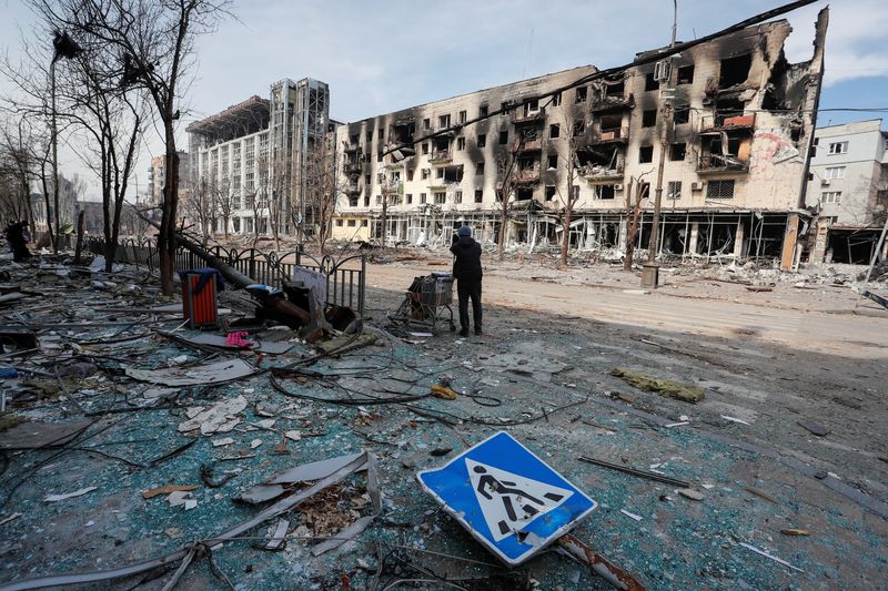 &copy; Reuters. Una residente con sus pertenencias en una calle cerca de un edificio quemado en el transcurso del conflicto entre Ucrania y Rusia, en la ciudad portuaria del sur de Mariúpol, Ucrania 10 de abril de 2022. REUTERS/Alexander Ermochenko