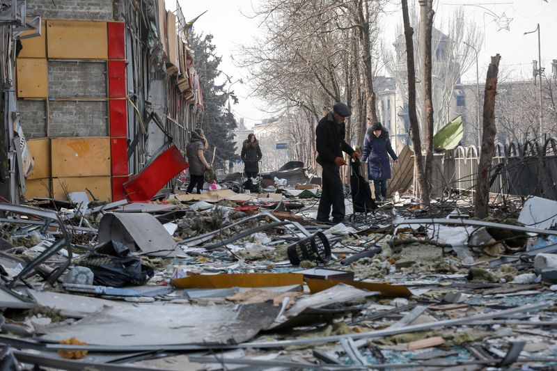 &copy; Reuters. Toutes les options seraient envisageables en cas d'utilisation d'armes chimiques par l'armée russe en Ukraine, a déclaré mardi sous-secrétaire d'Etat aux forces armées, James Heappey. /Photo prise le 10 avril 2022/REUTERS/Alexander Ermochenko