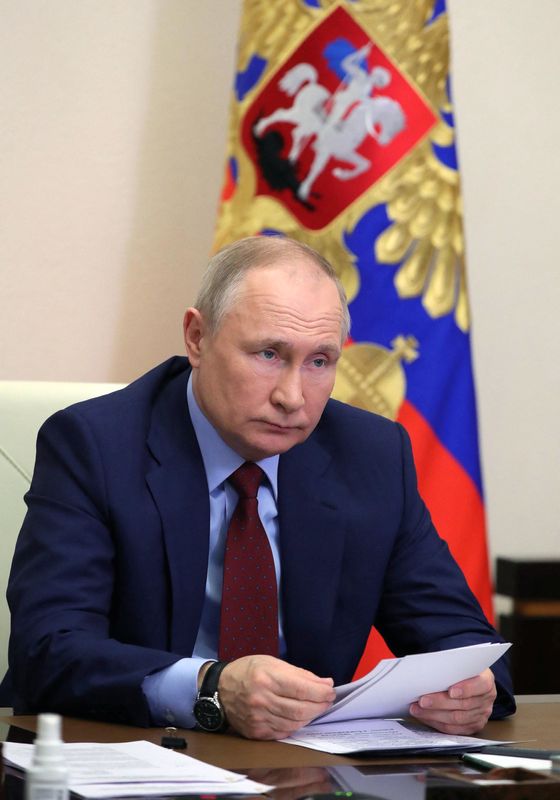 &copy; Reuters. الرئيس الروسي فلاديمير بوتين خلال اجتماع خارج موسكو يوم الخامس من أبريل نيسان 2022. صورة لرويترز من وكالة سبوتنيك.