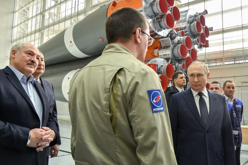 &copy; Reuters. ロシアのプーチン大統領は１２日、極東のボストーチヌイ宇宙基地を訪問し、同国を孤立させようとする米欧などの試みは失敗に終わると述べた。ベラルーシのルカシェンコ大統領と宇宙基
