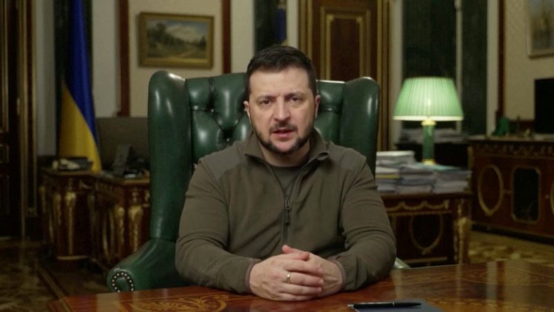 &copy; Reuters. ウクライナのゼレンスキー大統領は１２日、リトアニア議会でビデオ演説を行った。１１日の提供ビデオから。（２０２２年　ロイター）