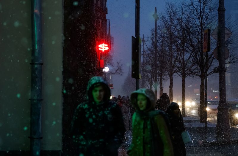 &copy; Reuters. Pedestres caminham por ruas de Moscou em meio a forte nevasca
06/04/2022
REUTERS/Maxim Shemetov