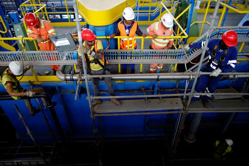 &copy; Reuters. Imagen de archivo de empleados trabajando en la mina de plomo y zinc Castellanos en Minas de Matahambre