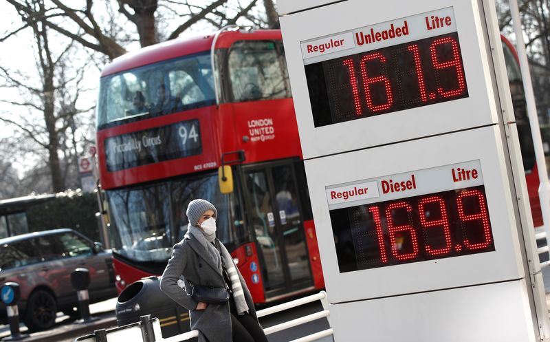 &copy; Reuters. Placa mostra preços dos combustíveis em posto de gasolina de Londres
08/03/2022
REUTERS/Peter Nicholls