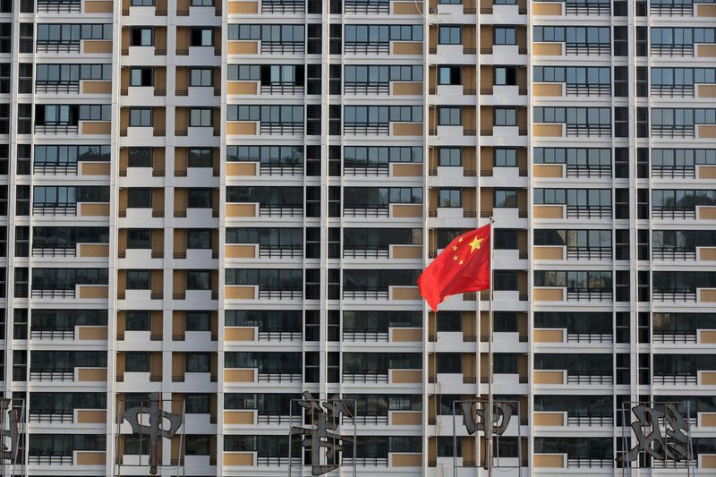 &copy; Reuters. Bandeira da China é vista em frente a prédio residencial na cidade de Huaian
12/07/2018
REUTERS/Stringer