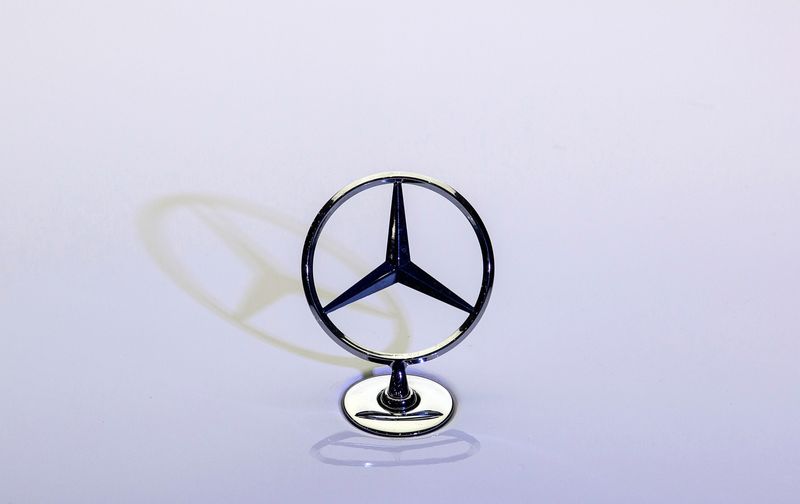 &copy; Reuters. Imagen de archivo del logo de Mercedes-Benz en un modelo S500 en la planta de ensamblaje de la firma en Chakan, a las afueras de Pune, India. 11 junio 2015. REUTERS/Danish Siddiqui