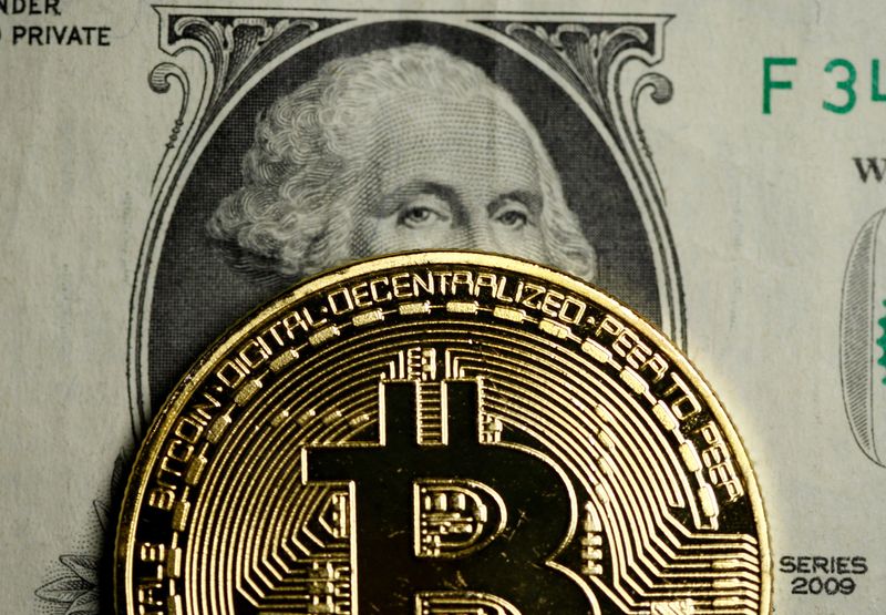 &copy; Reuters. FOTO DE ARCHIVO: Un bitcóin y un billete de dólar en esta foto de ilustración tomada el 27 de septiembre de 2017.  REUTERS/Dado Ruvic/File Photo