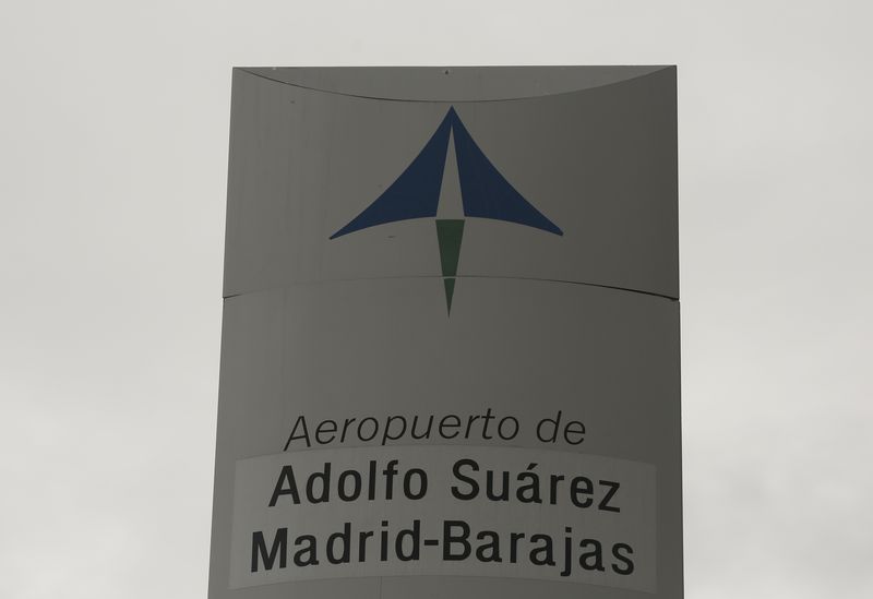 &copy; Reuters. FOTO DE ARCHIVO: El logotipo del operador de aeropuertos españoles Aena en la parte superior de un cartel de bienvenida en el exterior del aeropuerto Adolfo Suárez Barajas en Madrid, España, 9 de marzo de 2016. REUTERS/Sergio Pérez