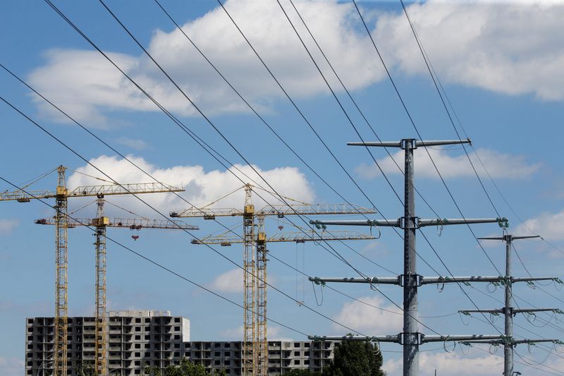 &copy; Reuters. FOTO DE ARCHIVO: Grúas y líneas eléctricas que conectan torres de alta tensión junto a una obra de nuevos bloques de apartamentos en Kiev, Ucrania, 10 de julio de 2020. REUTERS/Valentyn Ogirenko