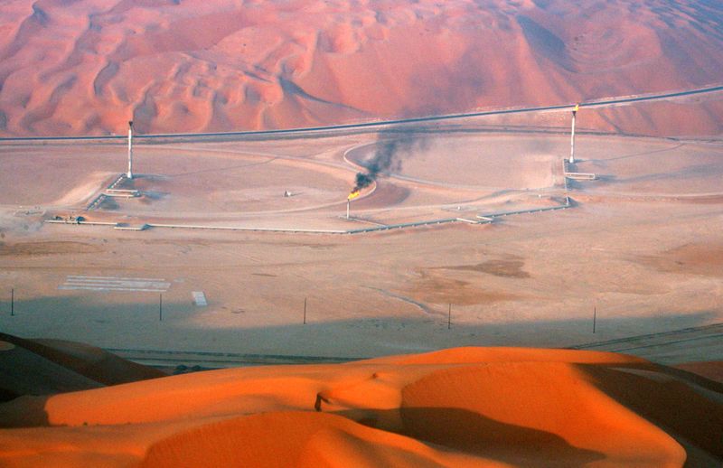 &copy; Reuters. FILE PHOTO: Saudi Arabia Shaybah oilfield complex is seen in this aerial view deep in the Rub' al-Khali desert, Saudi Arabia, November 14, 2007.   REUTERS/ Ali Jarekji/File Photo