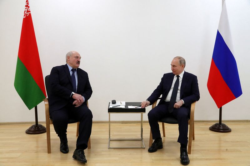 &copy; Reuters. الرئيس فلاديمير بوتين اثناء محادثات مع رئيس روسيا البيضاء ألكسندر لوكاشينكو في منطقة الشرق الأقصى الروسي يوم الثلاثاء. 
(صورة لرويترز من وك