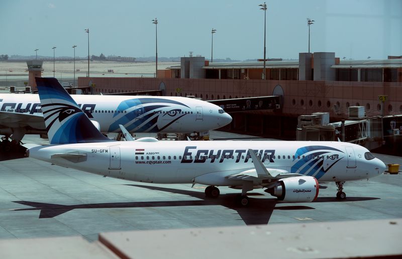 © Reuters. طائرتان تابعتان لشركة مصر للطيران في مطار القاهرة الدولي. صورة من أرشيف رويترز.