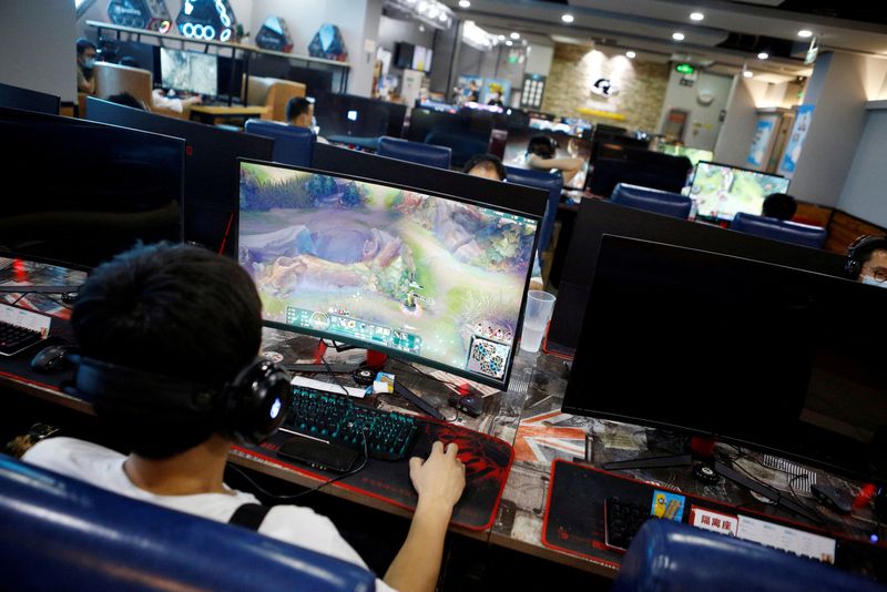 © Reuters. FILE PHOTO: People play online games on computers at an internet cafe in Beijing, China August 31, 2021. REUTERS/Florence Lo/File Photo