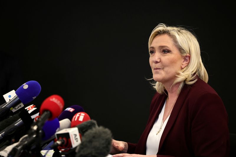 &copy; Reuters. La candidate du Rassemblement national à l'élection présidentielle, Marine Le Pen, a proposé mardi d'introduire une dose de proportionnelle aux élections législatives en France. /Photo prise le 12 avril 2022/REUTERS/Sarah Meyssonnier