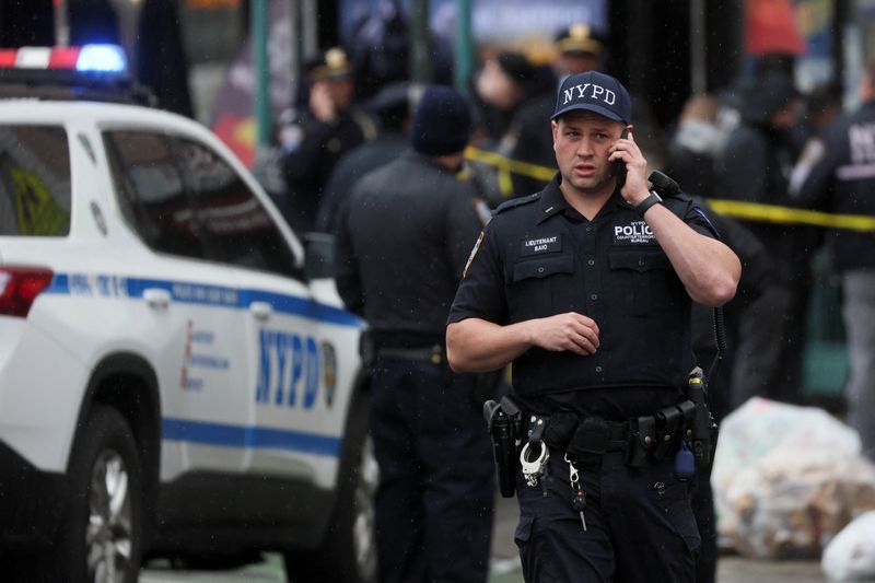 © Reuters. Un agente delle forze dell'ordine a Brooklyn a New York. REUTERS/Brendan McDermid