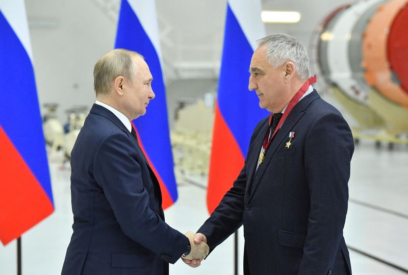 &copy; Reuters. El presidente ruso, Vladímir Putin, estrecha la mano del cosmonauta de Roscosmos Alexander Skvortsov, quien ha sido condecorado con la Orden al Mérito de la Patria (3ª clase), en el cosmódromo de Vostochny, en la región de Amur, Rusia. 12 de abril de