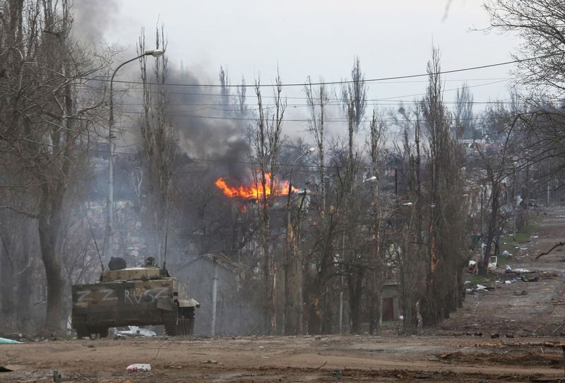 &copy; Reuters. مركبة مدرعة تابعة للقوات الموالية لروسيا على طريق أثناء القتال في مدينة ماريوبول الأوكرانية الساحلية في جنوب أوكرانيا يوم الاثنين. تصوير: ر